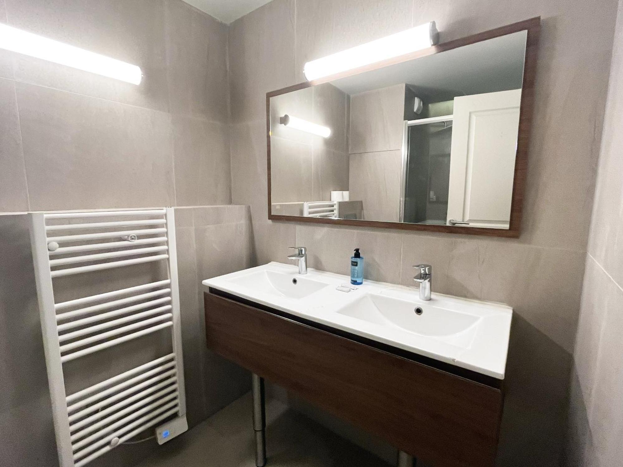 Urban Flat 133 - Ponceau 4 Bedroom Apartment *